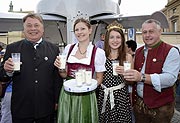 Landwirtschaftsminister Helmut Brunner und die Bayerische Milchprinzessin Eva-Maria B&auml;um (&copy;Foto:Ingrid Grossmann)